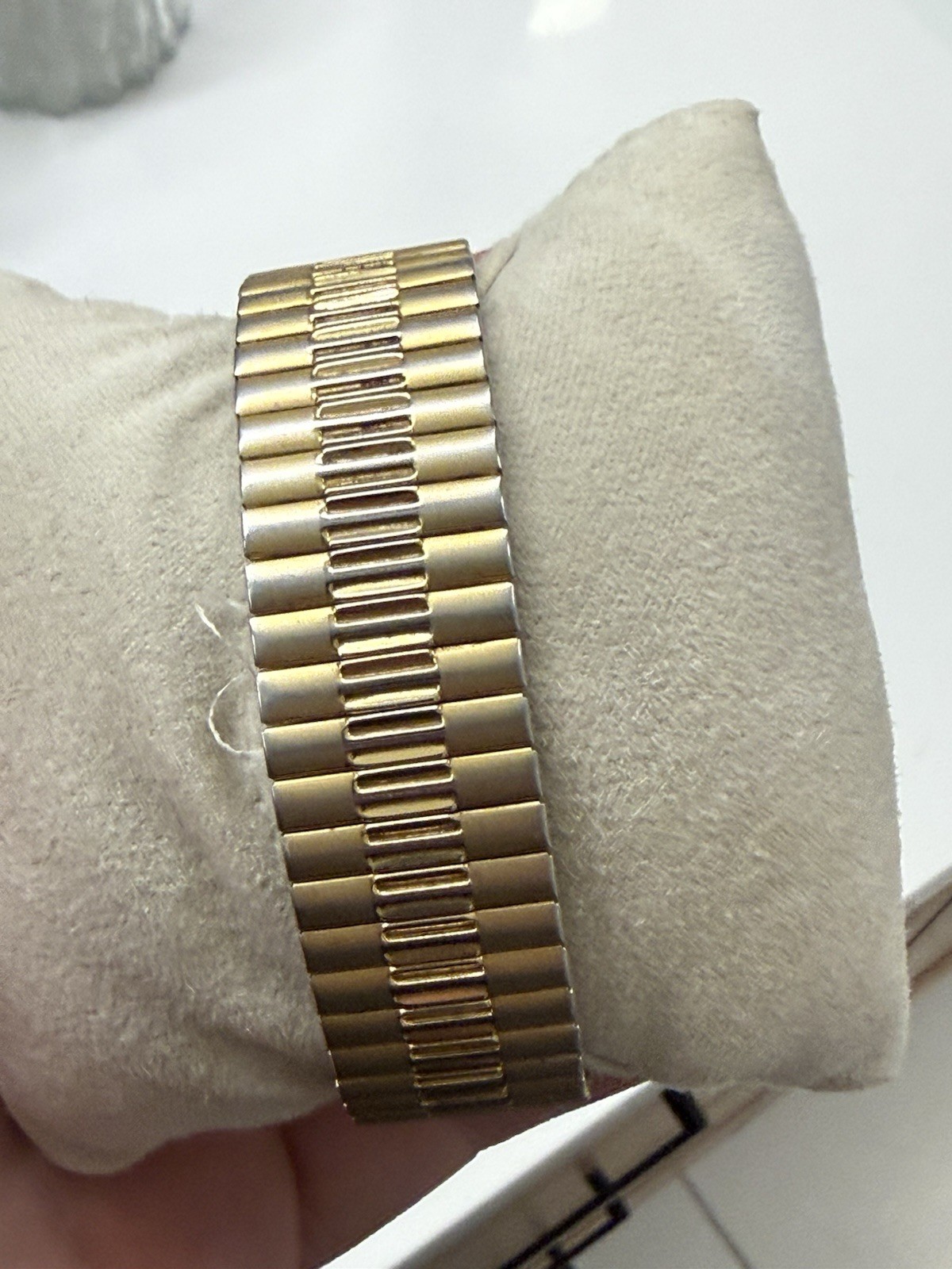 Vintage Pulsar Presidential Mens Watch 35mm Day Date Gold Tone V744-X004 Bezel