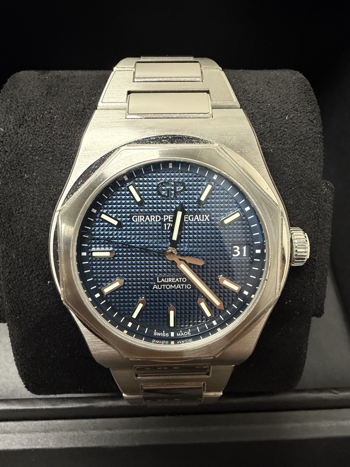 Girard-Perregaux Laureato 42mm Blue Dial Full set 2022 ref 81010-11-431-11A