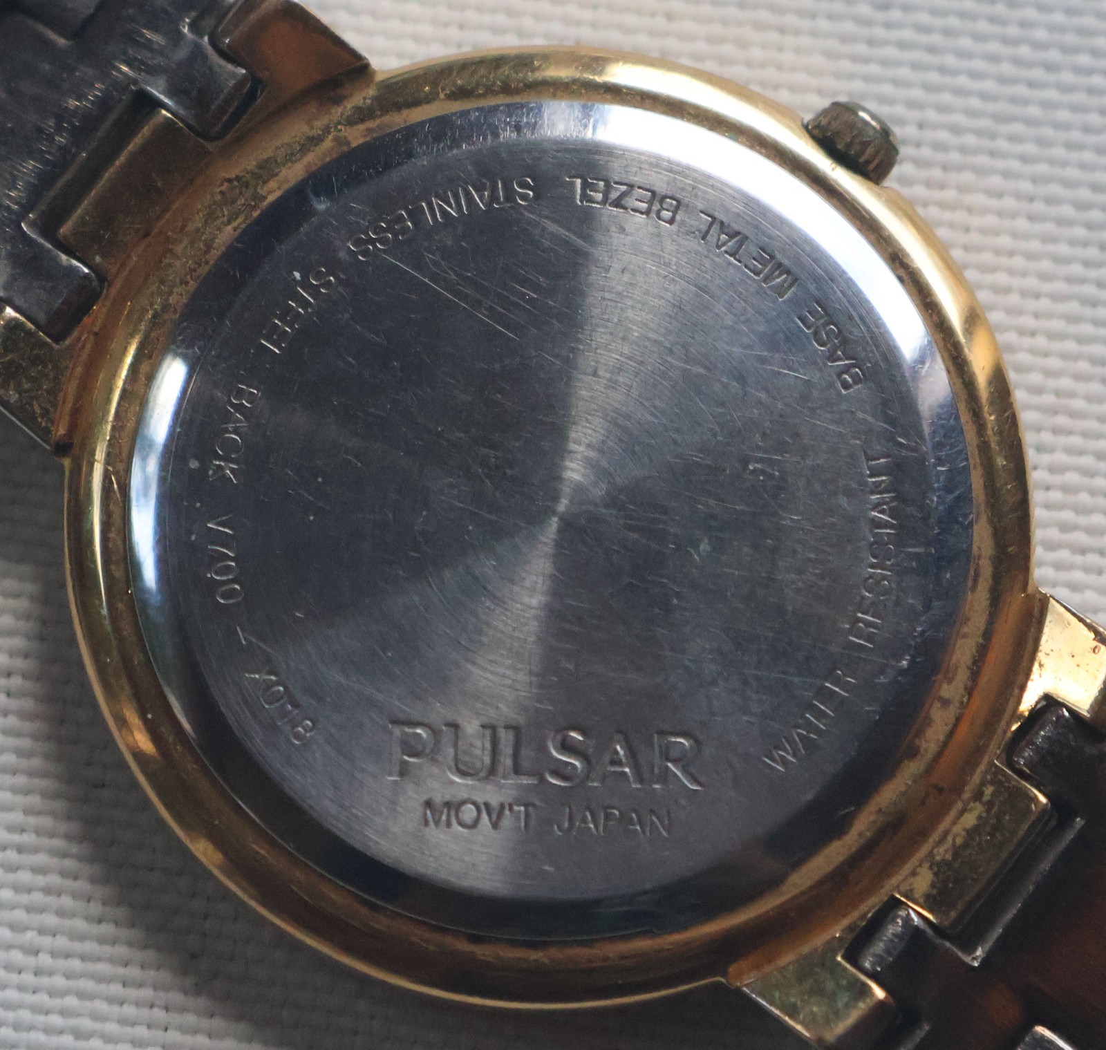 Vintage Pulsar V700-X018 Mens Round Gold Tone Watch, Black Face – New Battery