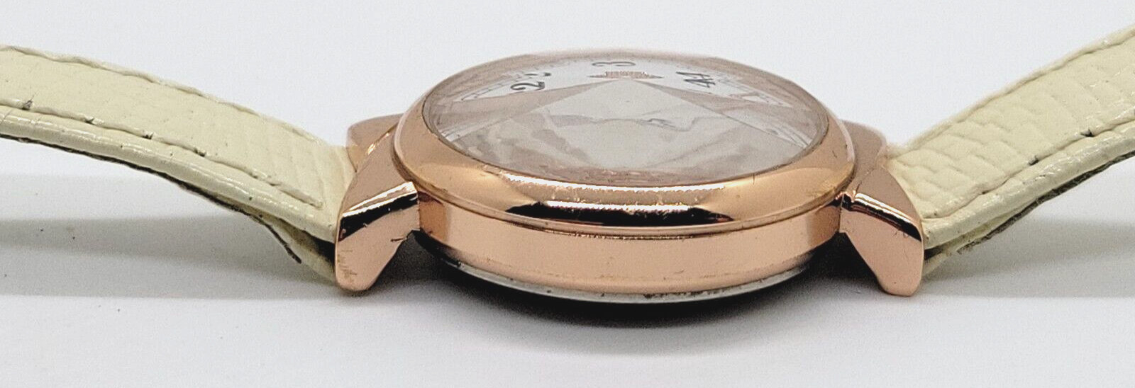 Ladies “Chic Exclusively for Her Round” with Pyramid Style Crystal