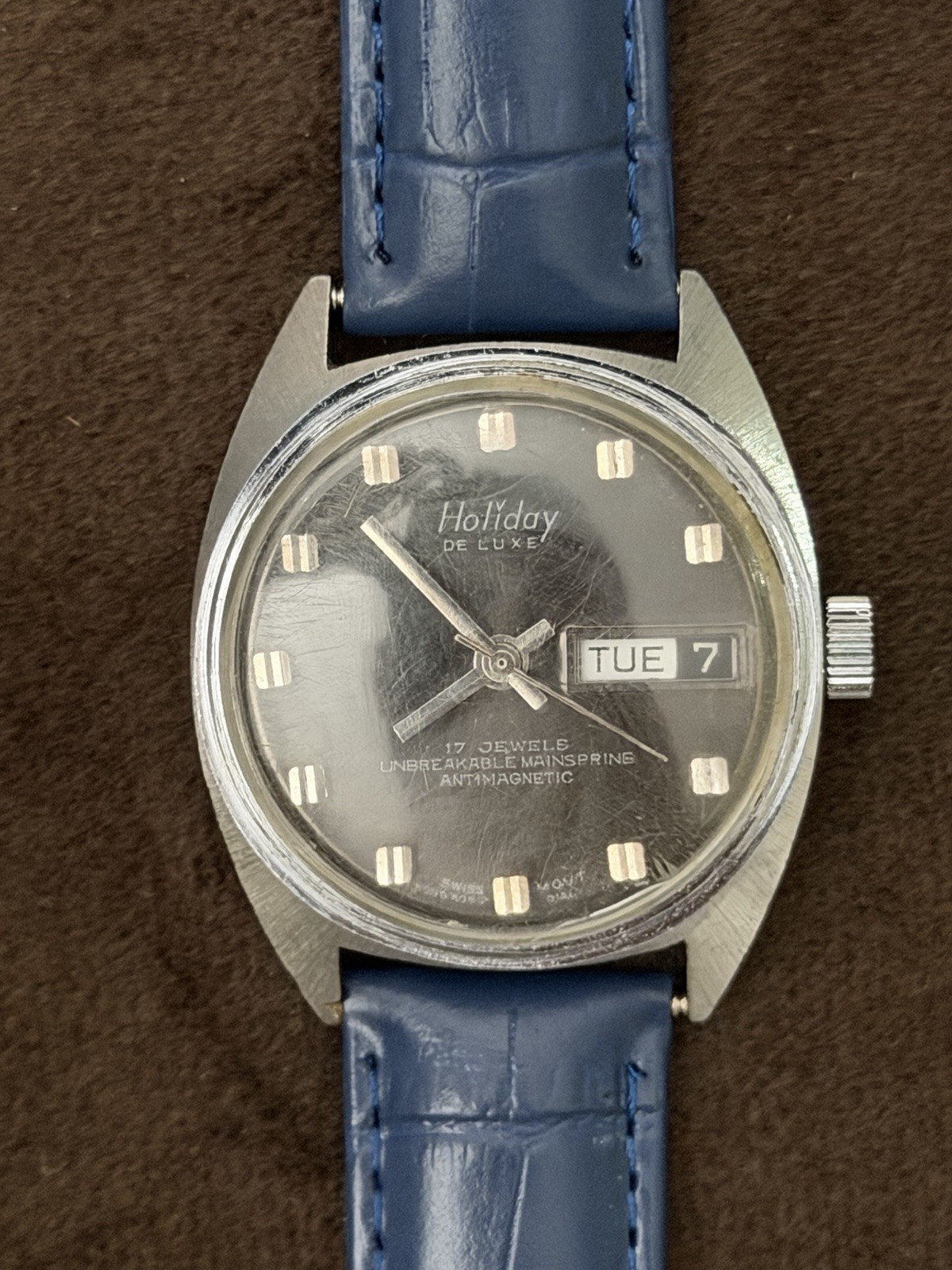 Holiday De Luxe Men’s Manual Wind Day/Date Antimagnetic 17J Gray Dial Blue