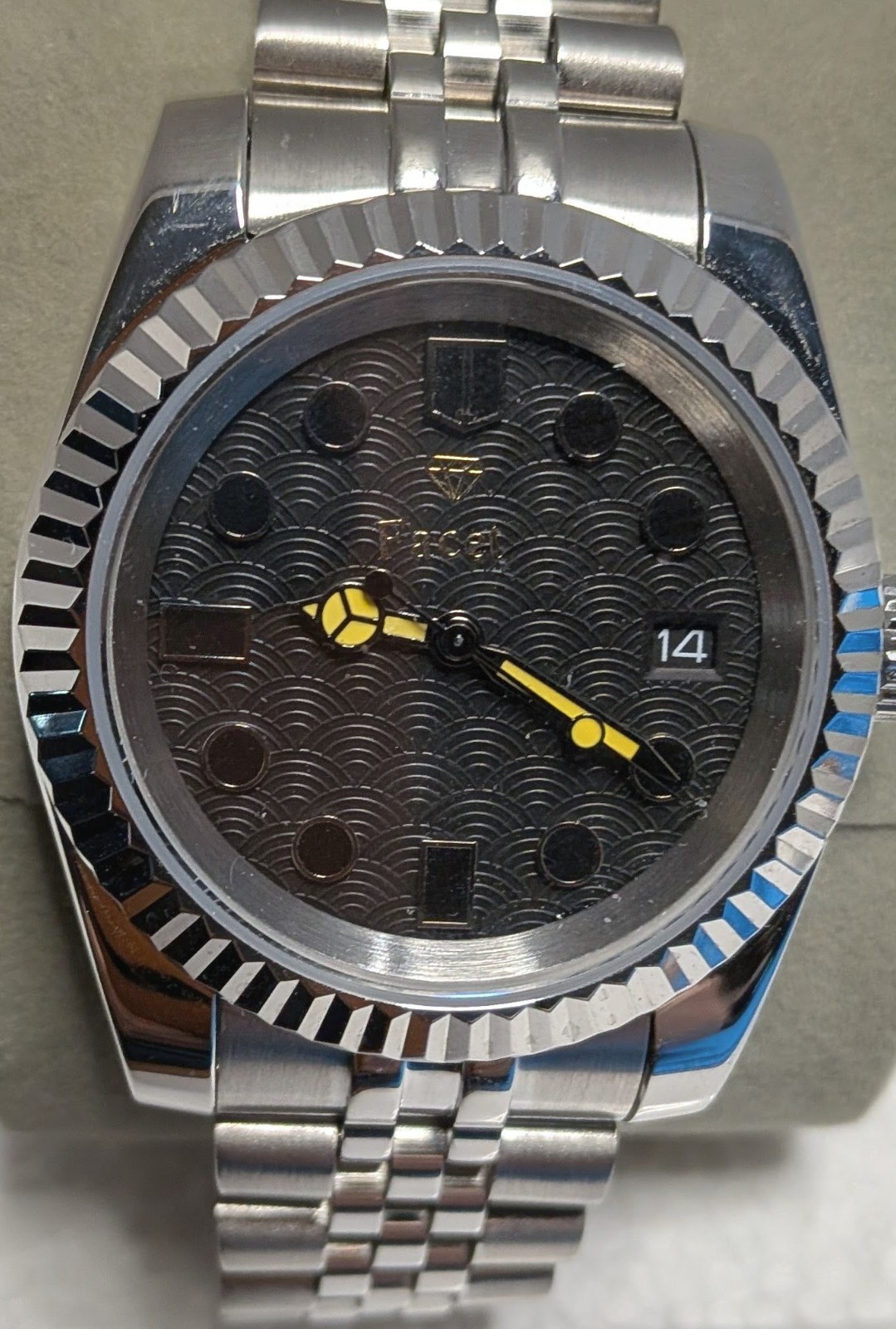Facet Stealth 2635A men’s automatic watch plus free gift with purchase