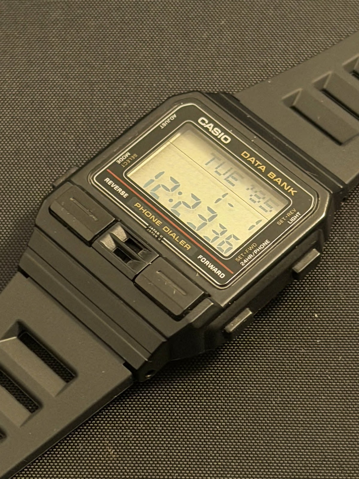 Casio DBA-80 in 1987 the world’s first phone dialler databank watch. new DBA-80