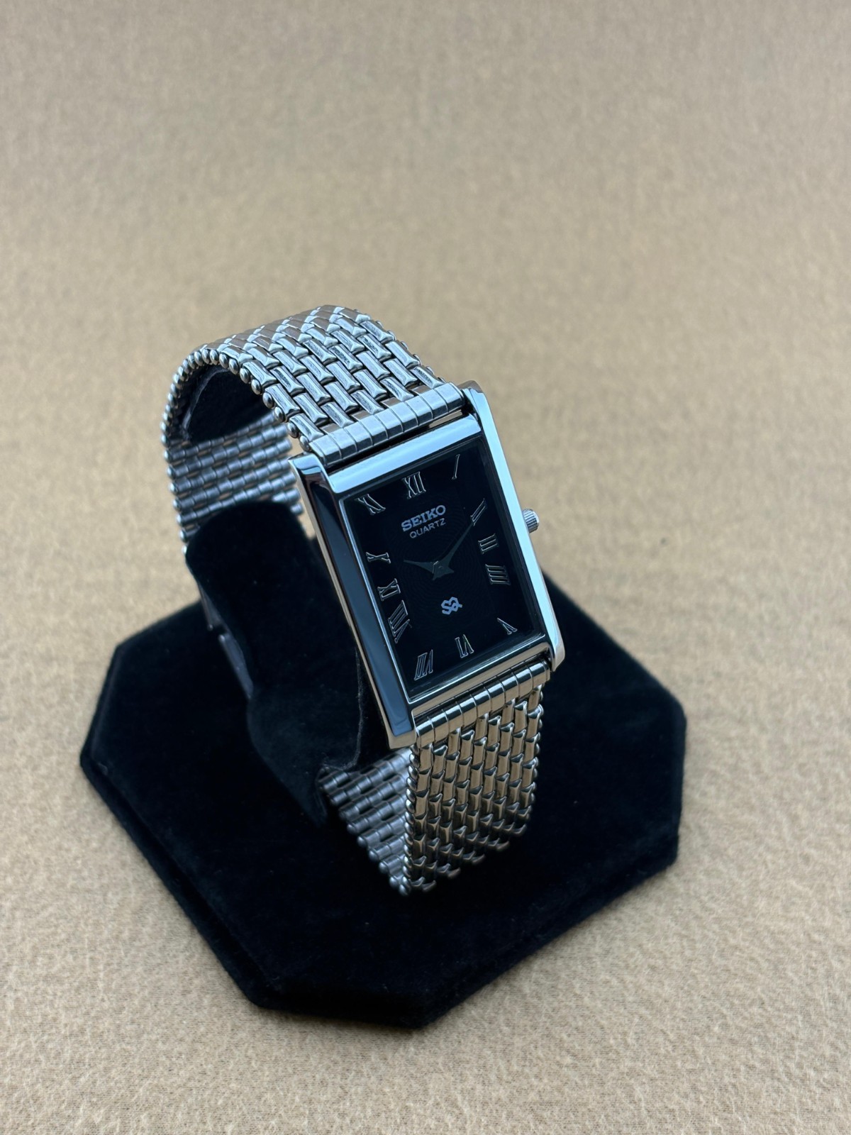 BLACK SILVER Vintage Seiko Slim Quartz Men’s Wristwatch