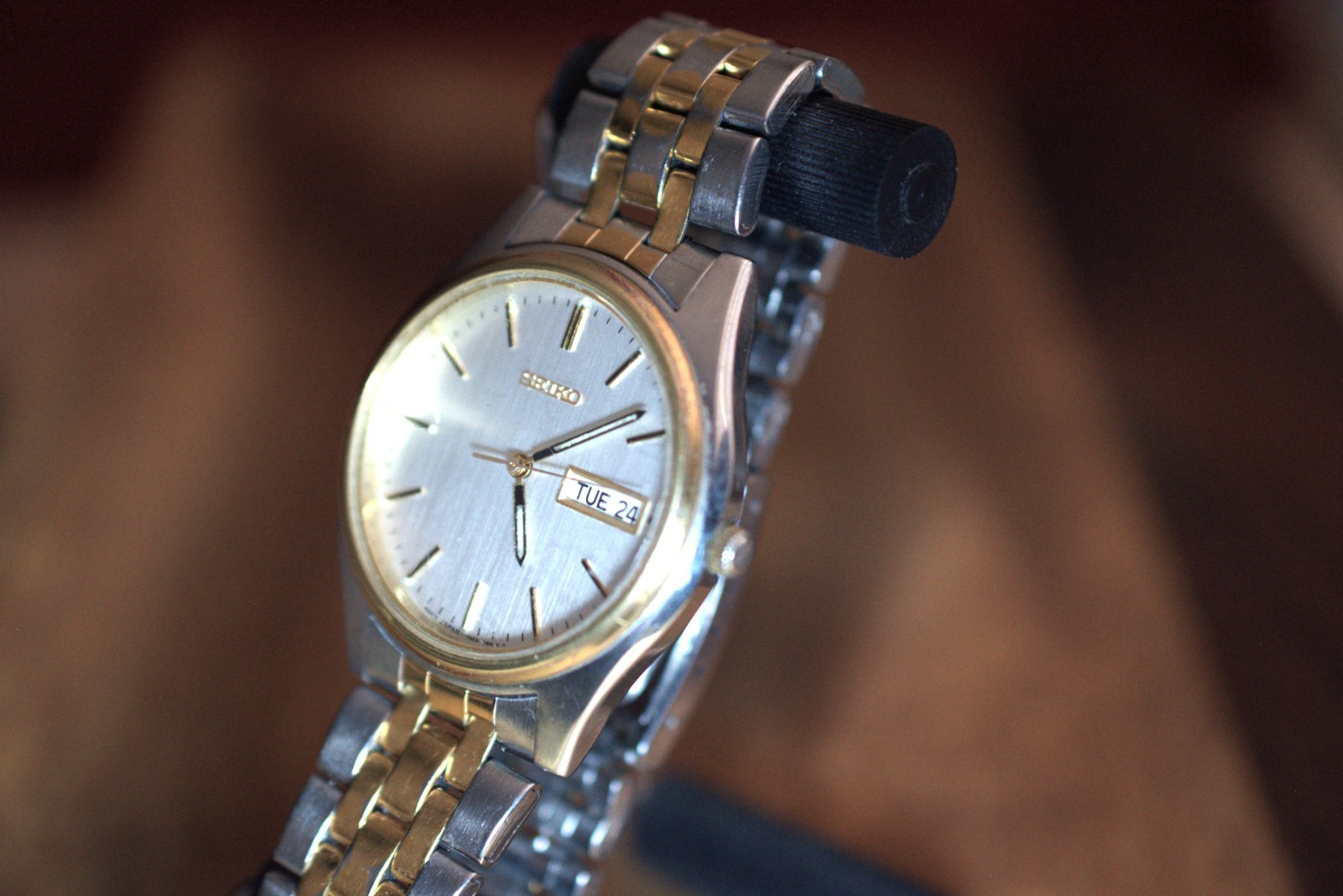 Seiko Mens Watch 37mm Silver Gold Tone – Day / Date – 7N43-9048