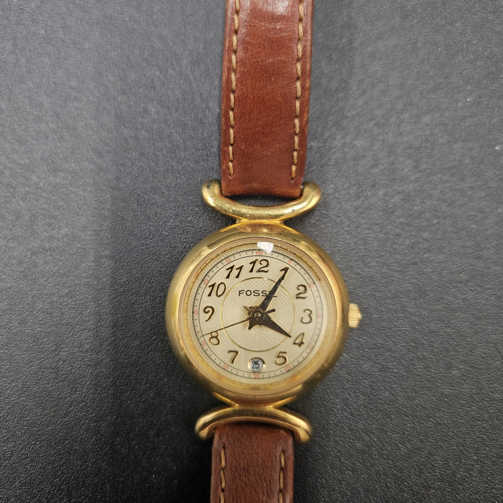 Fossil PC-9545 Womens 30mm Watch Prism Glass Water Resistant Day Date Needs Batt