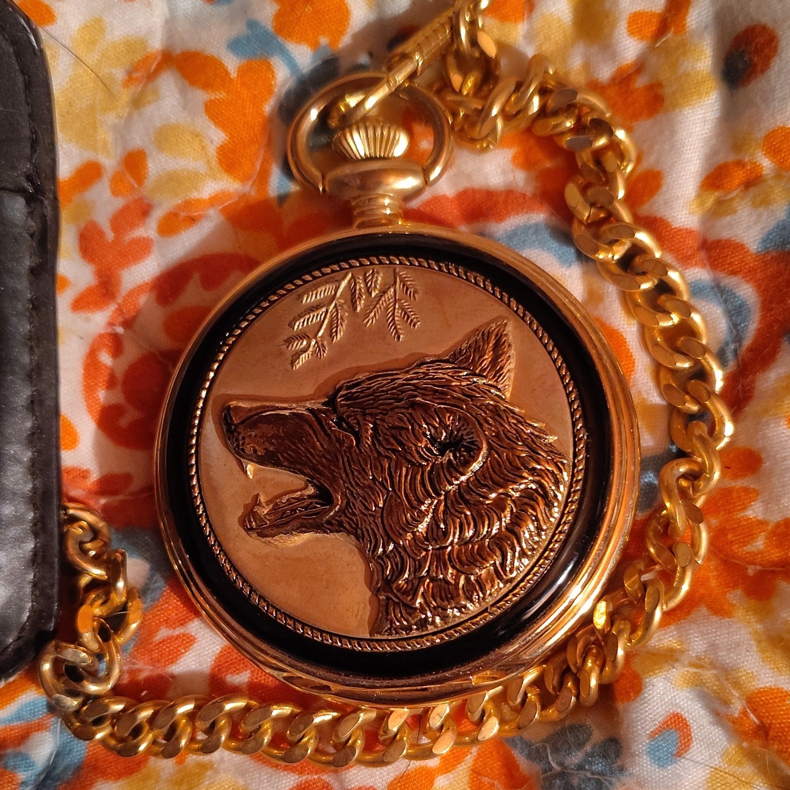 Wolf Theme Full Hunter Pocket Watch w/ Chain – Quartz – Yellow Gold Tone