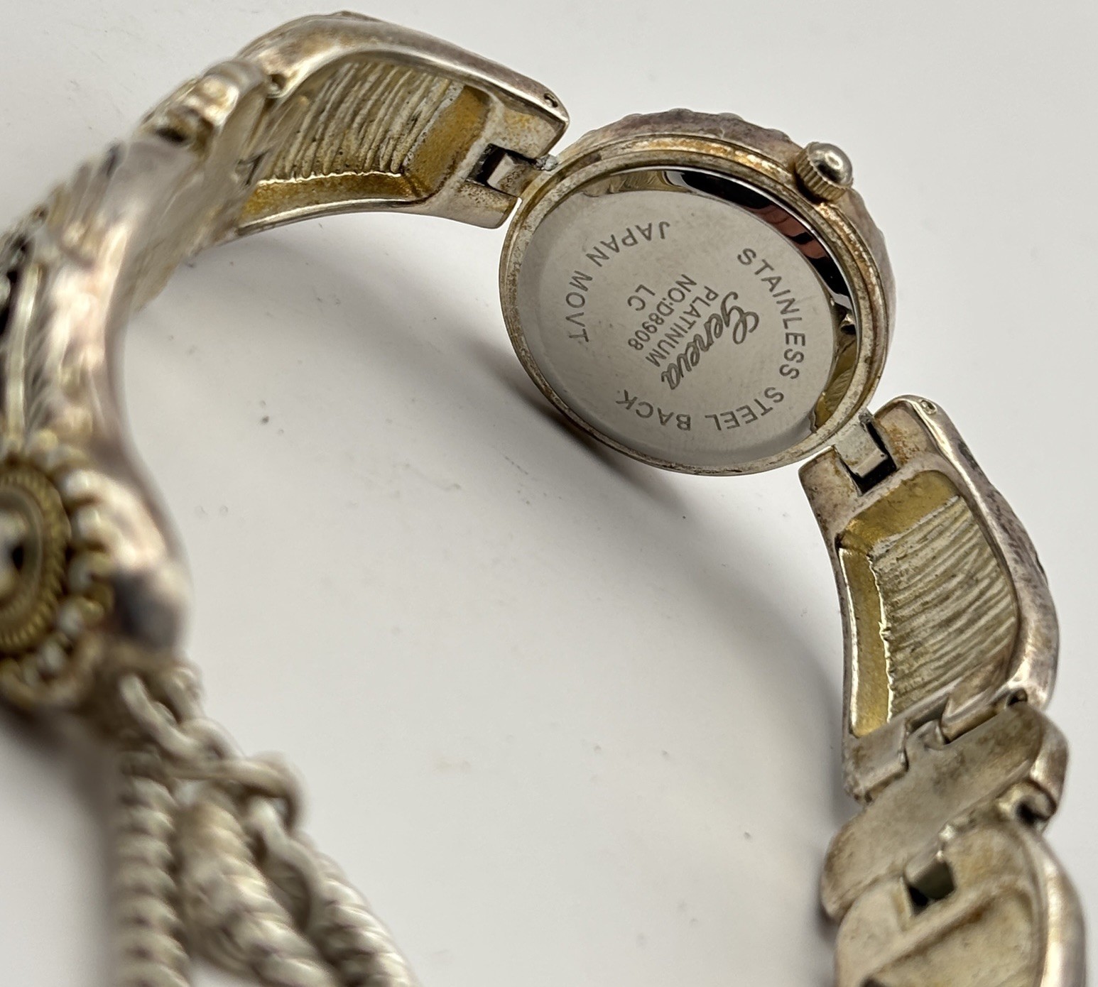 Vtg Women’s Geneva Analog Watch Victorian Silver Tone Working D8908 #8.1
