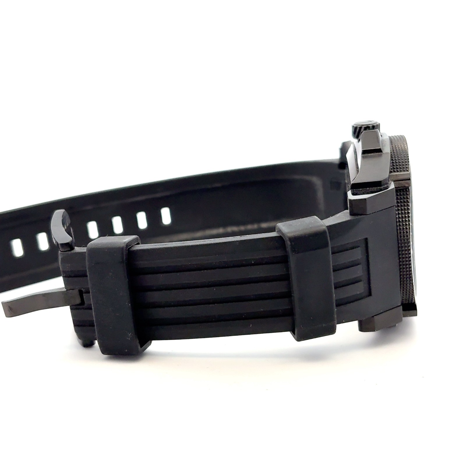 Bulova Precisionist 98B142 Black Rubber Wrist Watch (NEEDS REPAIRS)