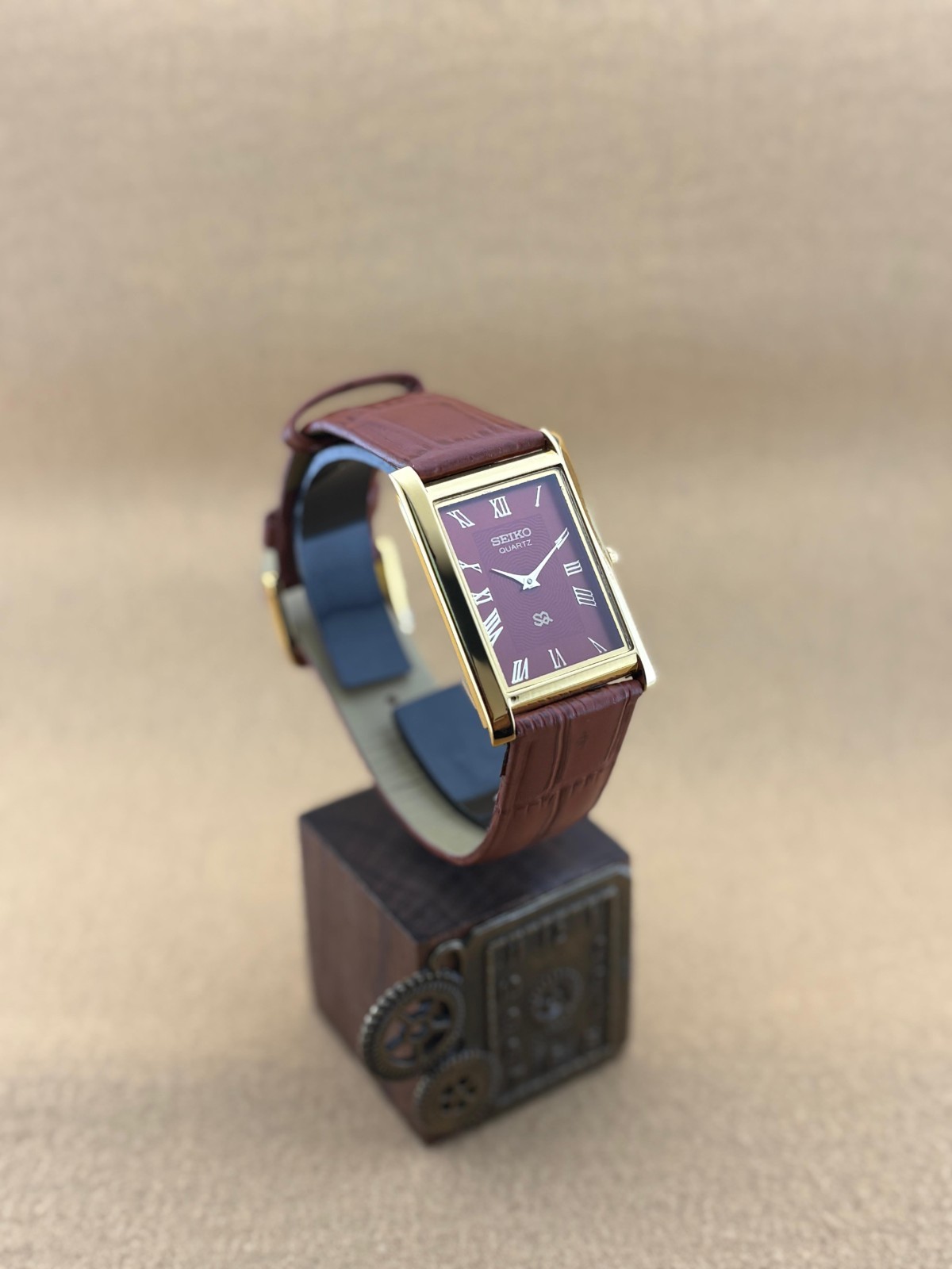 RED DIAL GOLD CASE Vintage Seiko Slim Quartz Men’s WristWatch