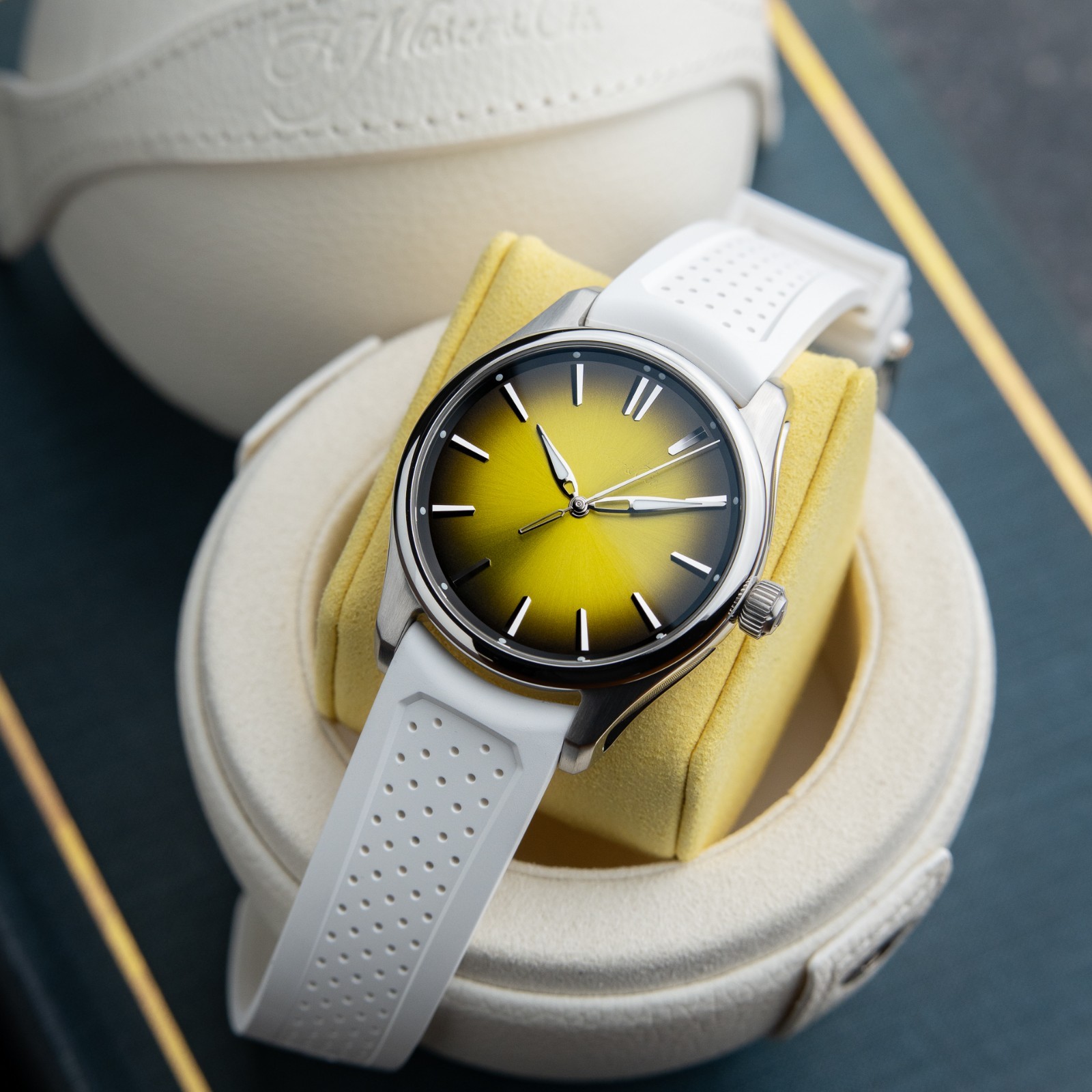 H.Moser & Cie. Pioneer Centre Seconds UNWORN 2026 Sunny Side Up Yellow Watch 40