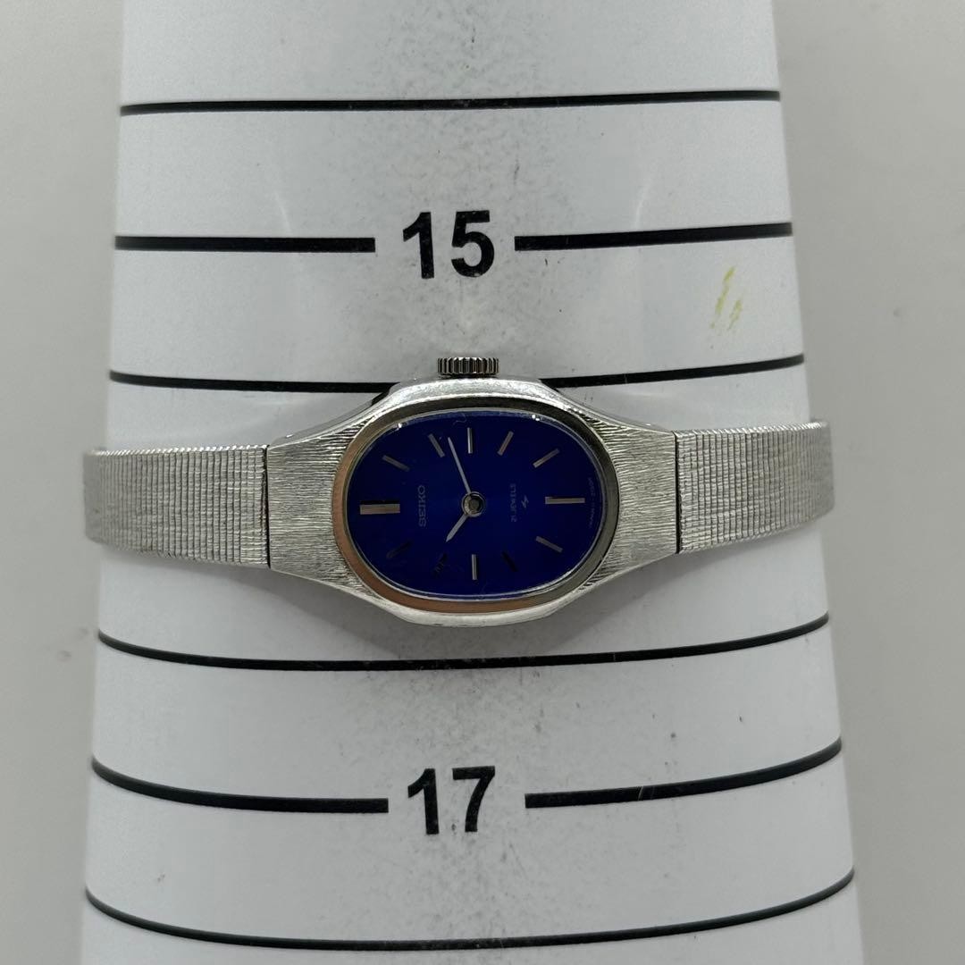 Excellent condition, fully functional, Seiko hand-wound watch with bracelet, blu