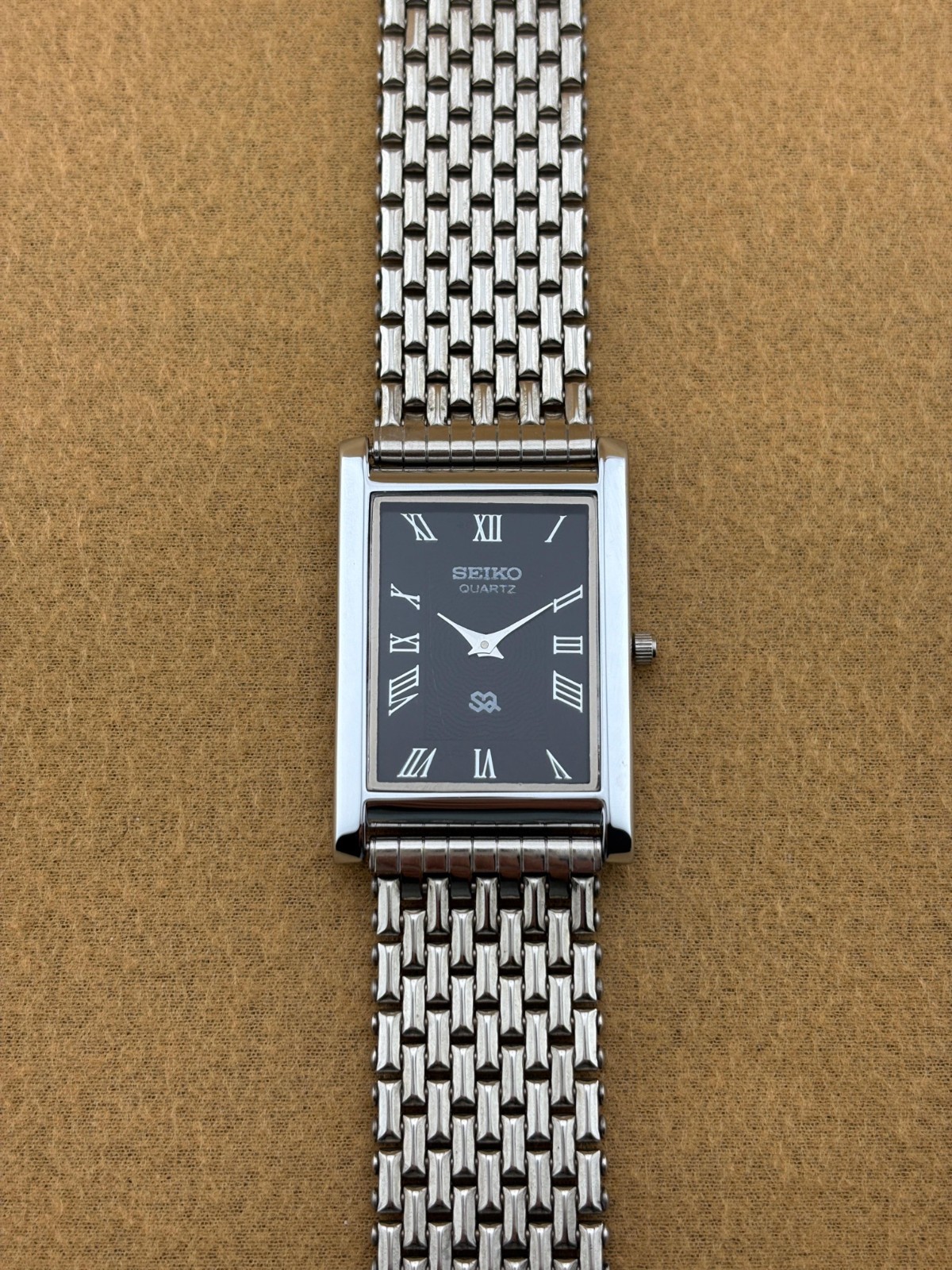 BLACK SILVER Vintage Seiko Slim Quartz Men’s Wristwatch