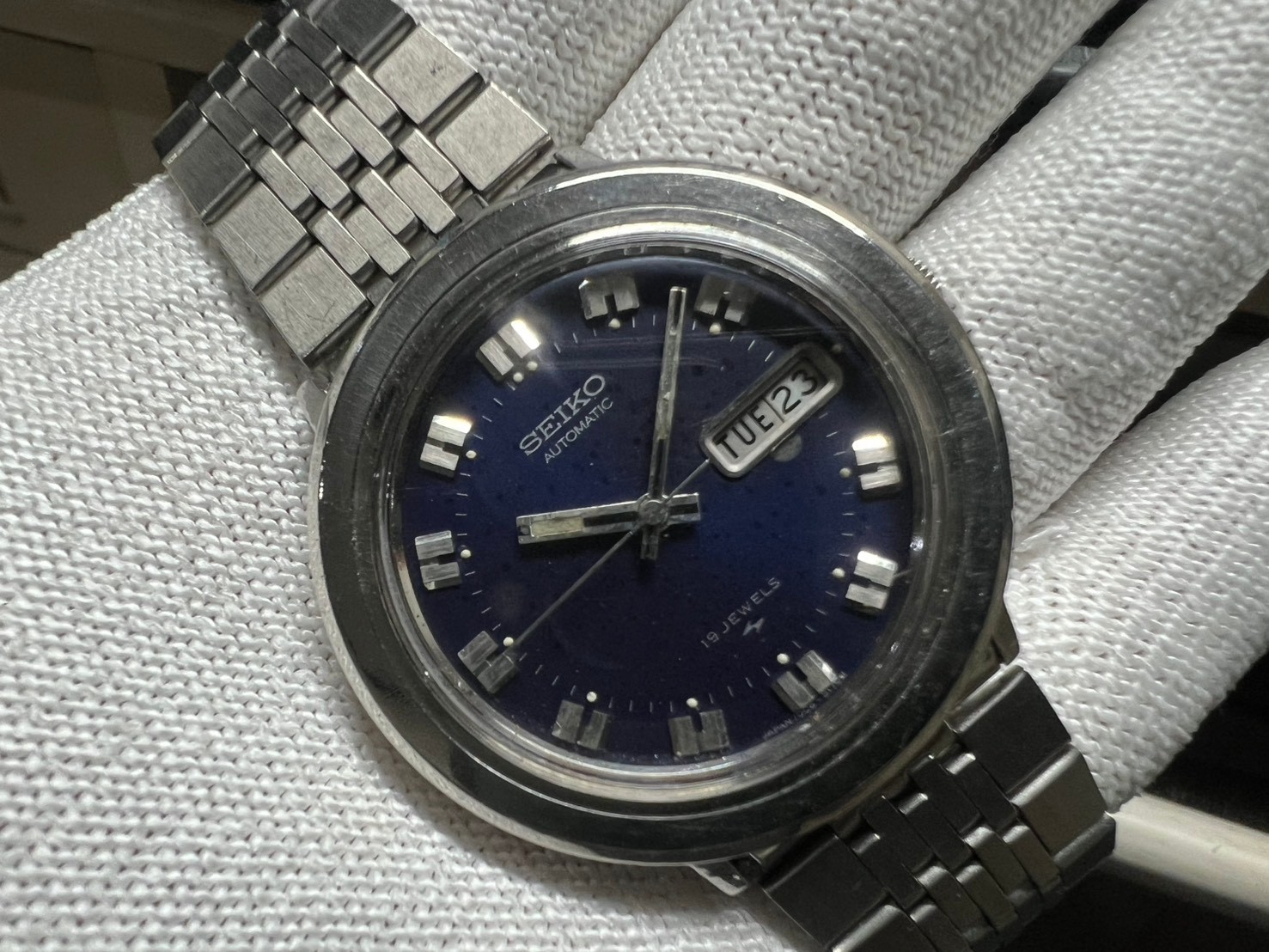 6. Seiko cal 7006 blue dial day date 19 Jewels 38.8 mm sell as part need service