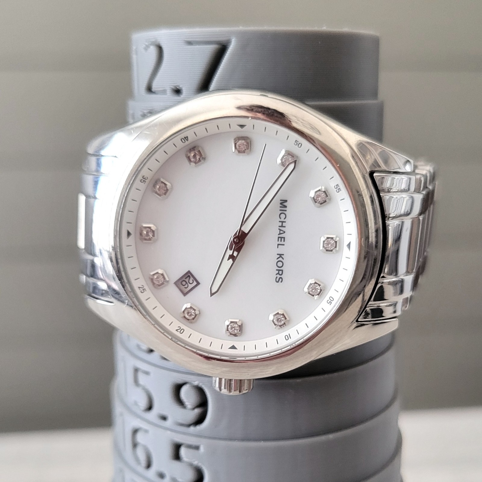 Michael Kors Womens Watch Large Silver Tone Round White Face w/ Date MK-5325 EUC