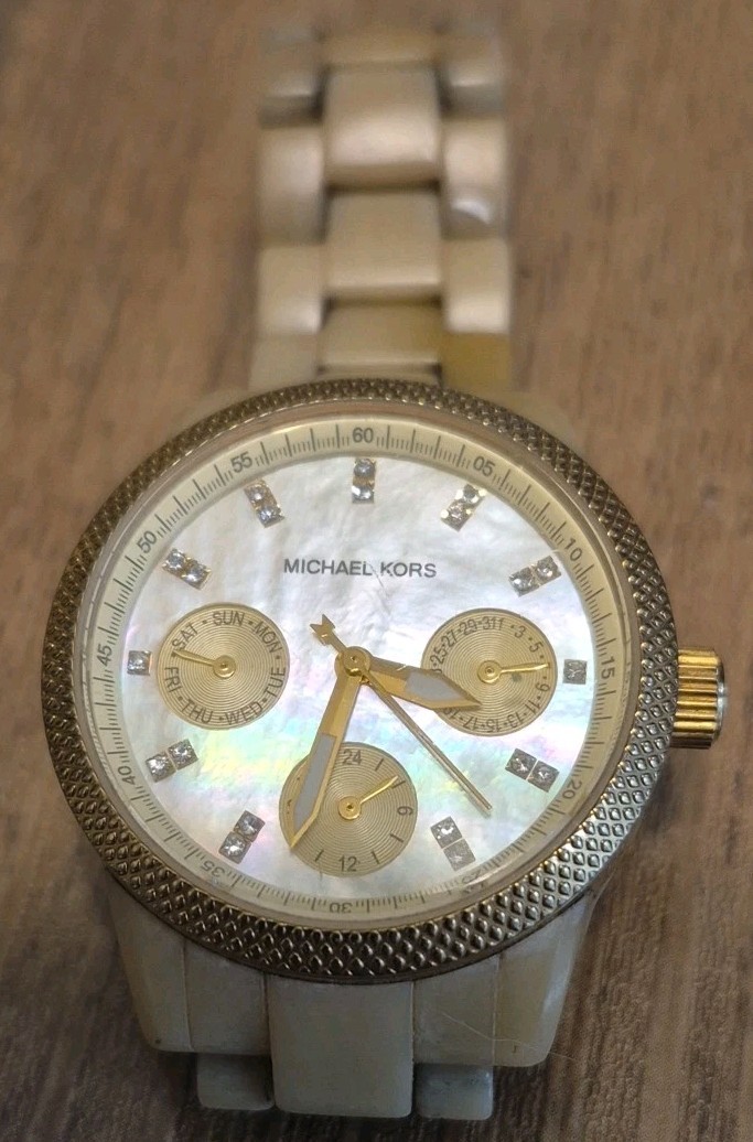 MICHAEL KORS MK5400 BEIGE RESIN PLASTIC WOMEN’S WATCH. Needs Battery.