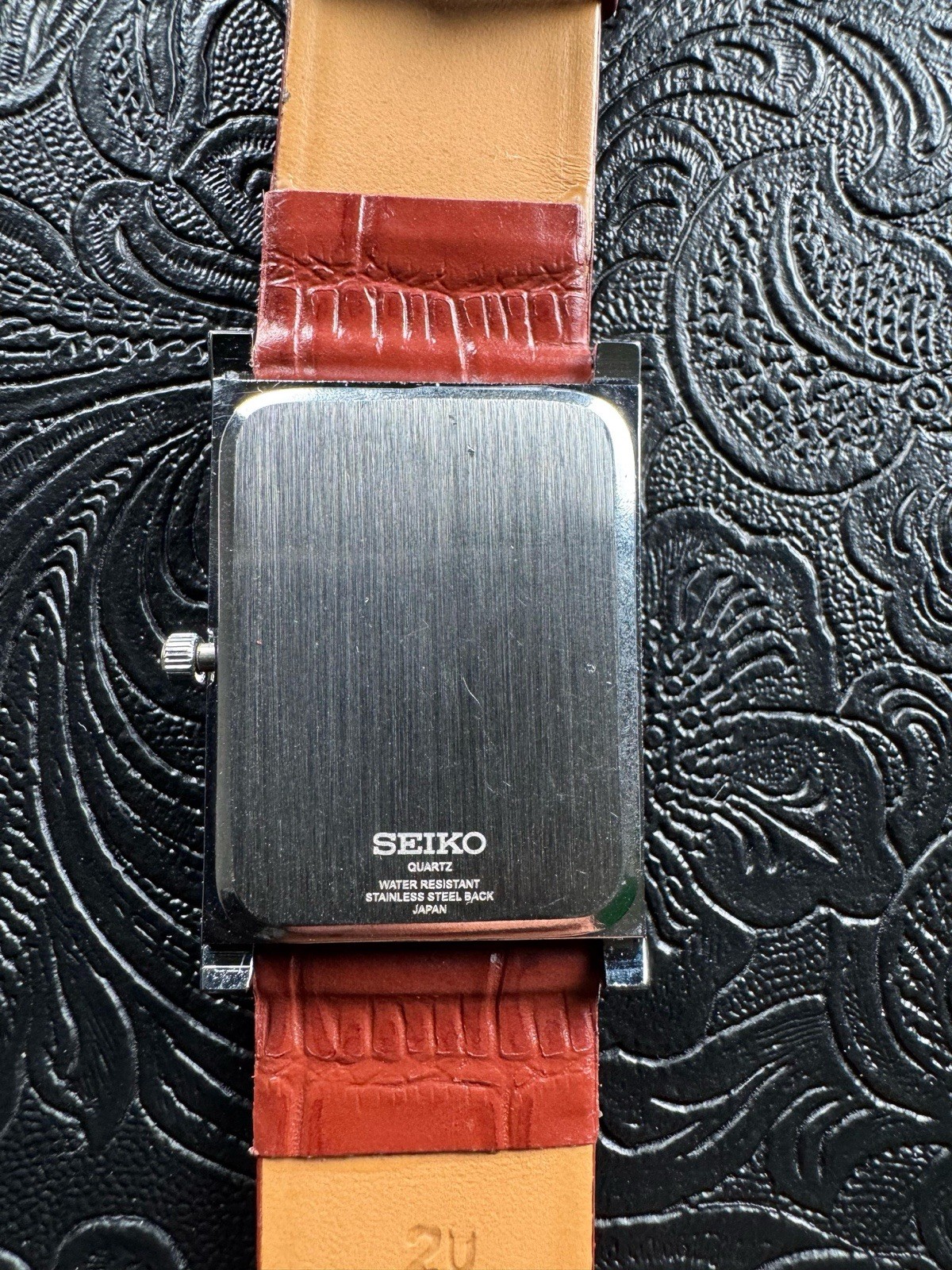 RARE RED DIAL WITH SILVER CASE Vintage Seiko Slim Quartz Men’s Wrist Watch
