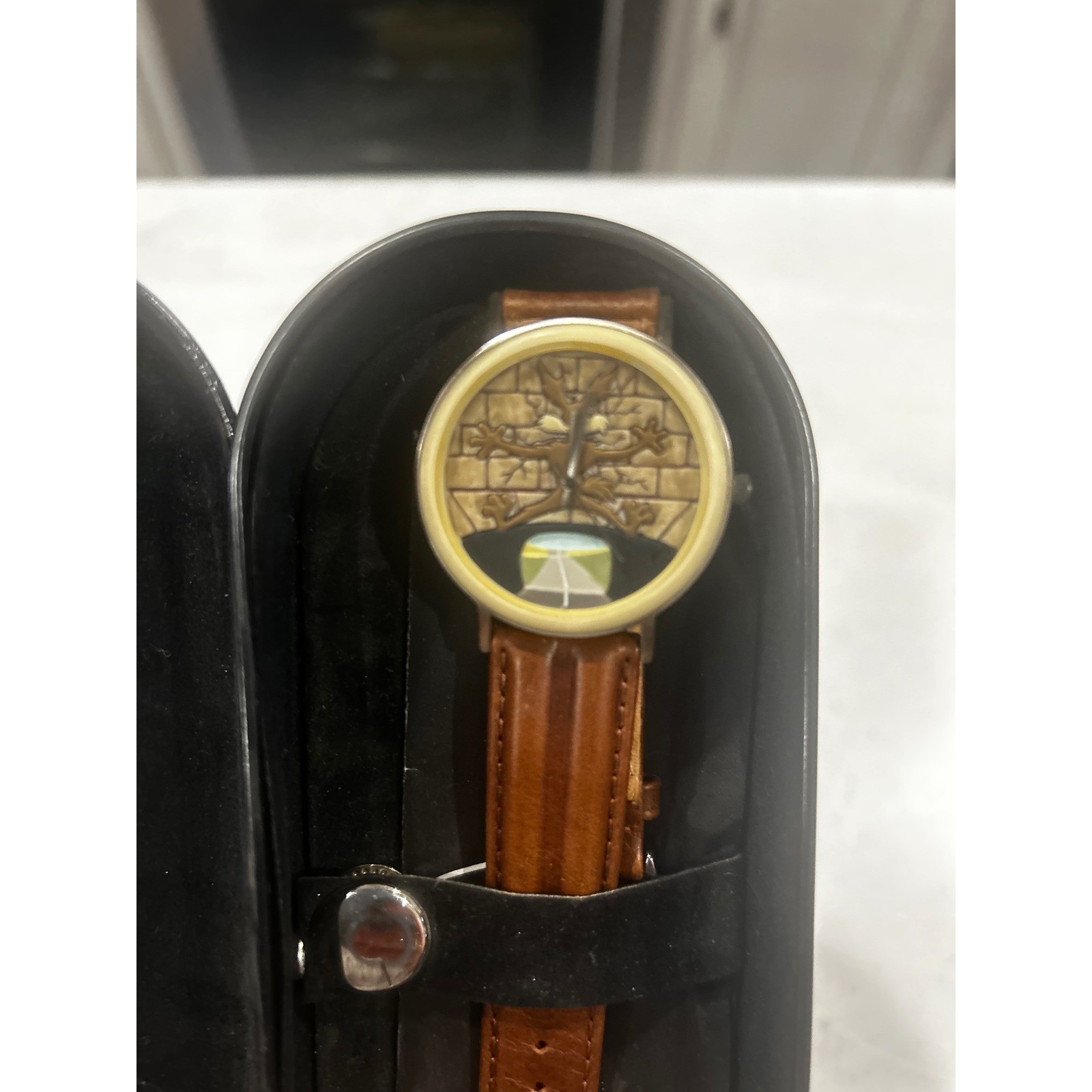 RARE VINTAGE 1997 Warner Bros Wile E Coyote Watch Looney Tunes Leather Band Case