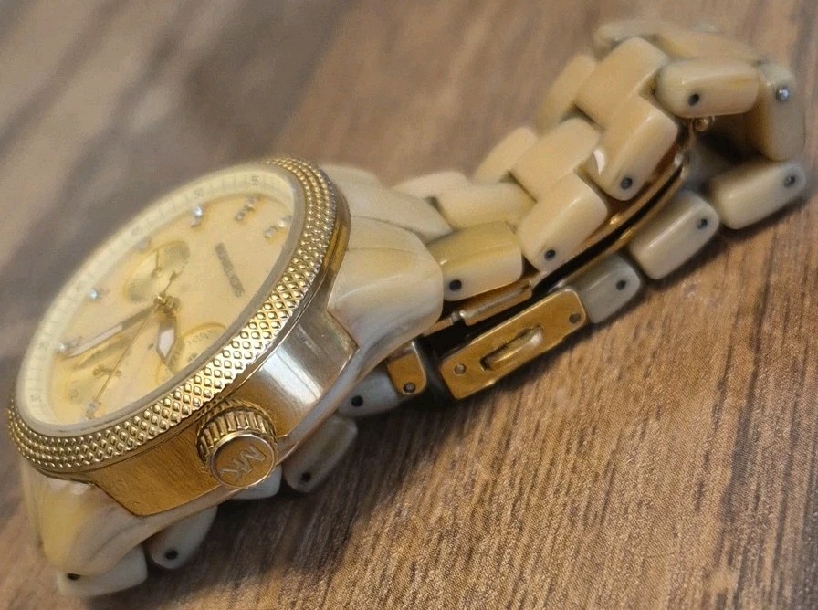 MICHAEL KORS MK5400 BEIGE RESIN PLASTIC WOMEN’S WATCH. Needs Battery.