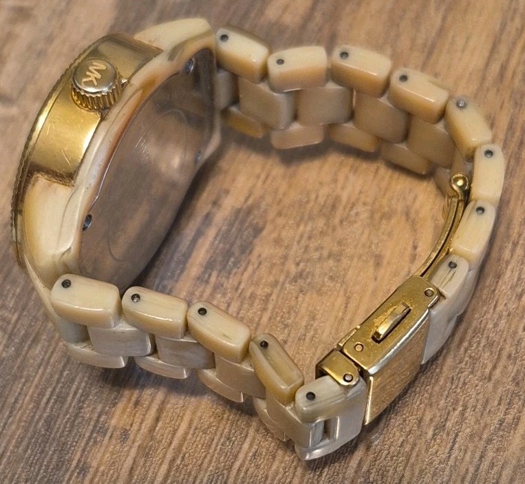 MICHAEL KORS MK5400 BEIGE RESIN PLASTIC WOMEN’S WATCH. Needs Battery.