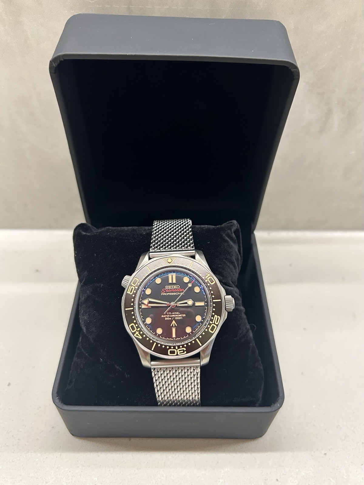 Seiko Seamaster 007 – Automatic Diver 300m Black Dial 42mm Steel Mesh Box