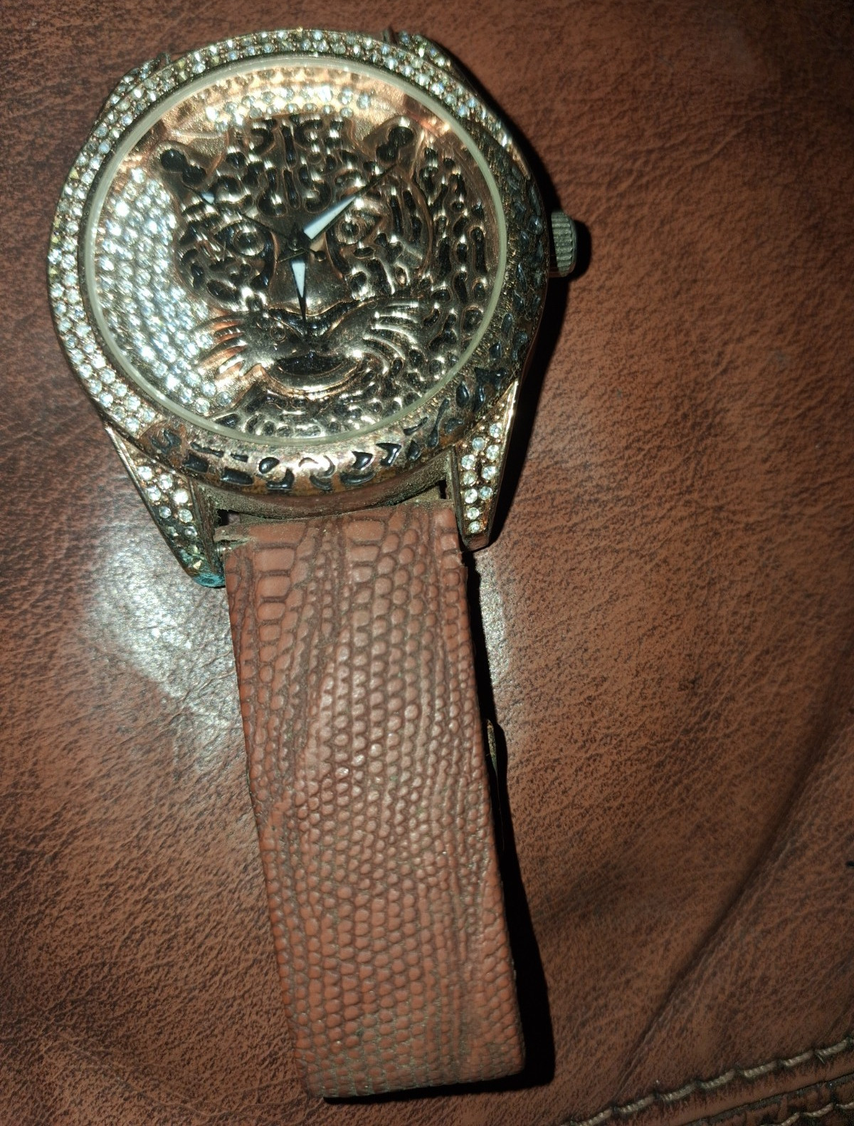 Quartz Analog Lion Dial Gold Tone Case Brown Faux Leather Strap Women’s Watch