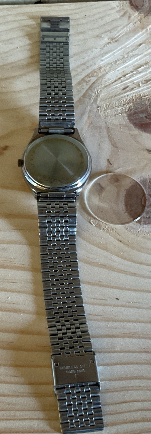 1983 Bulova Quartz Watch, Crystal Is Loose, Needs Battery P3 Base Metal Bezel