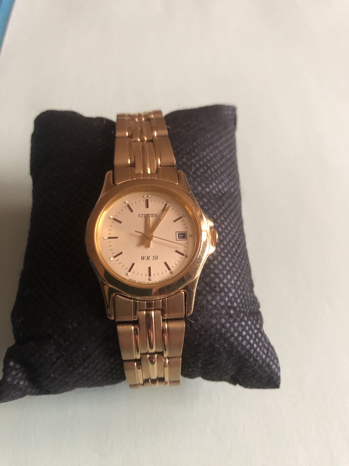 Ladies Citizen Quartz Watch with tri- fold centre fastening clasp. (6)