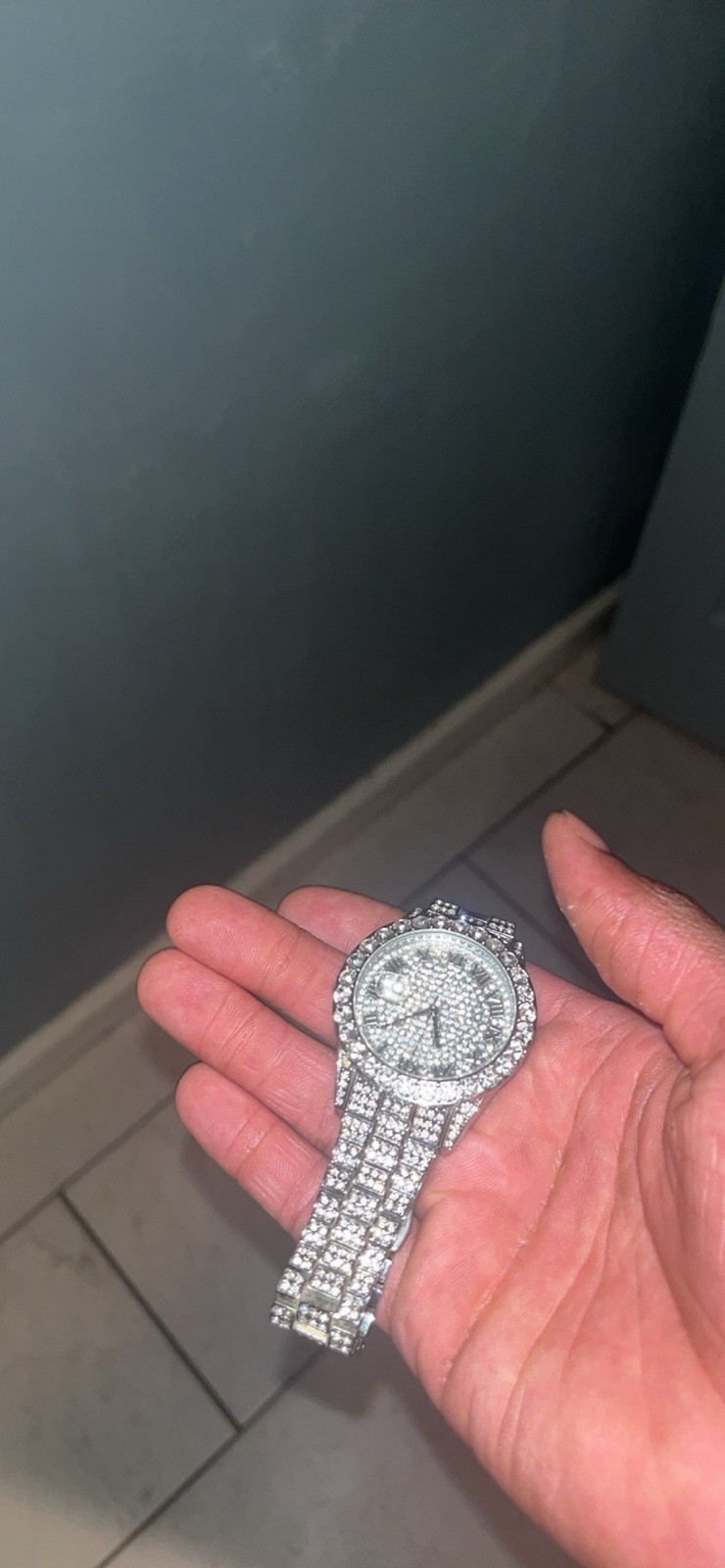 Silver Luxury Wristwatch Diamond-Pattern Dial Crystal Accents Analog Men