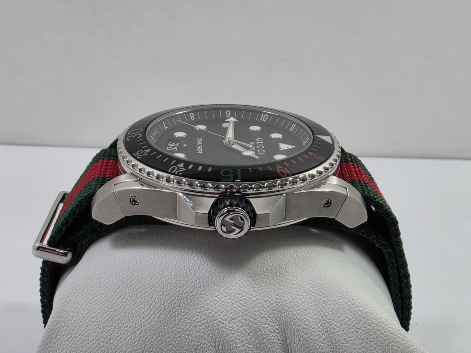 Gucci Dive SWISS Quartz Black Dial Red Green Nylon Strap Men’s Watch YA136209