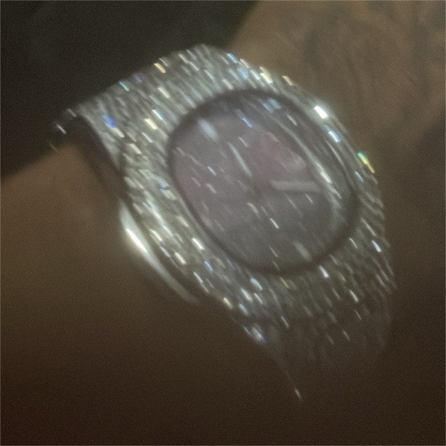 SilverCushion Luxury GemmedMetal Wristwatch with Diamond Pattern Dial Moissanite