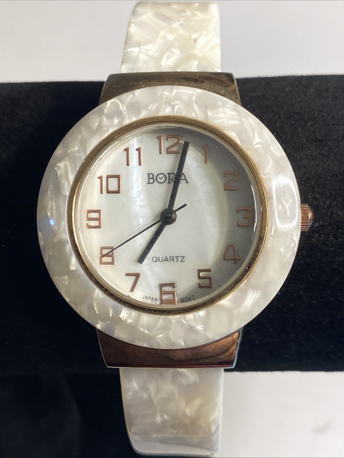 Ladies Bora Fashion Casual Round White Marble Band and Bezel New Battery
