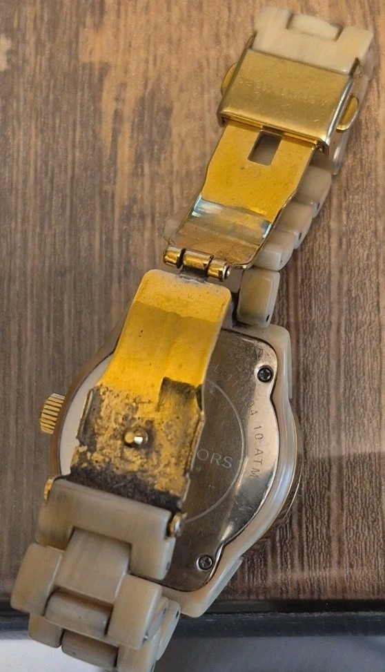 MICHAEL KORS MK5400 BEIGE RESIN PLASTIC WOMEN’S WATCH. Needs Battery.