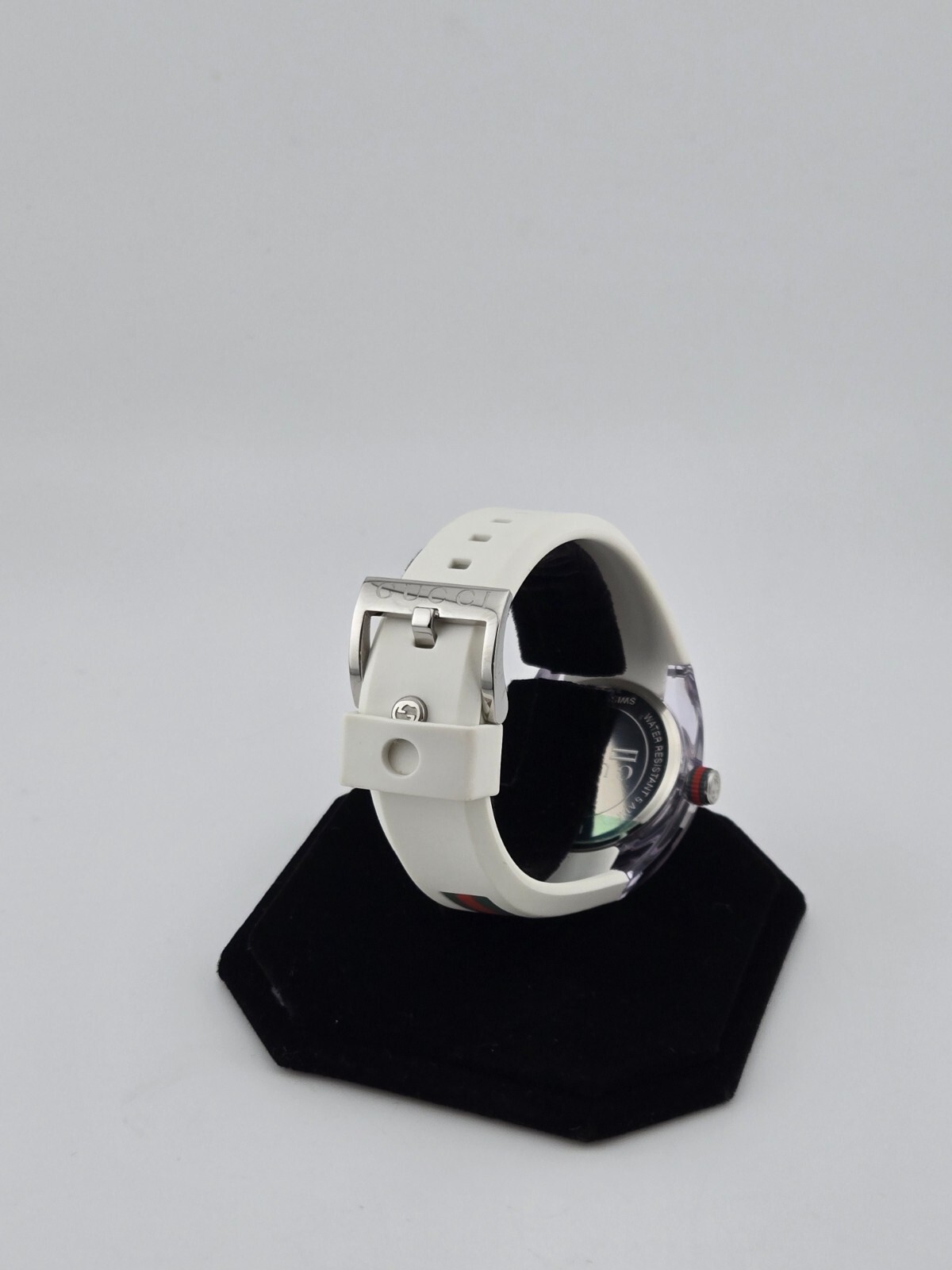 Gucci Sync L Women’s White Rubber Strap Quartz Watch – YA137302 ($670 MSRP)