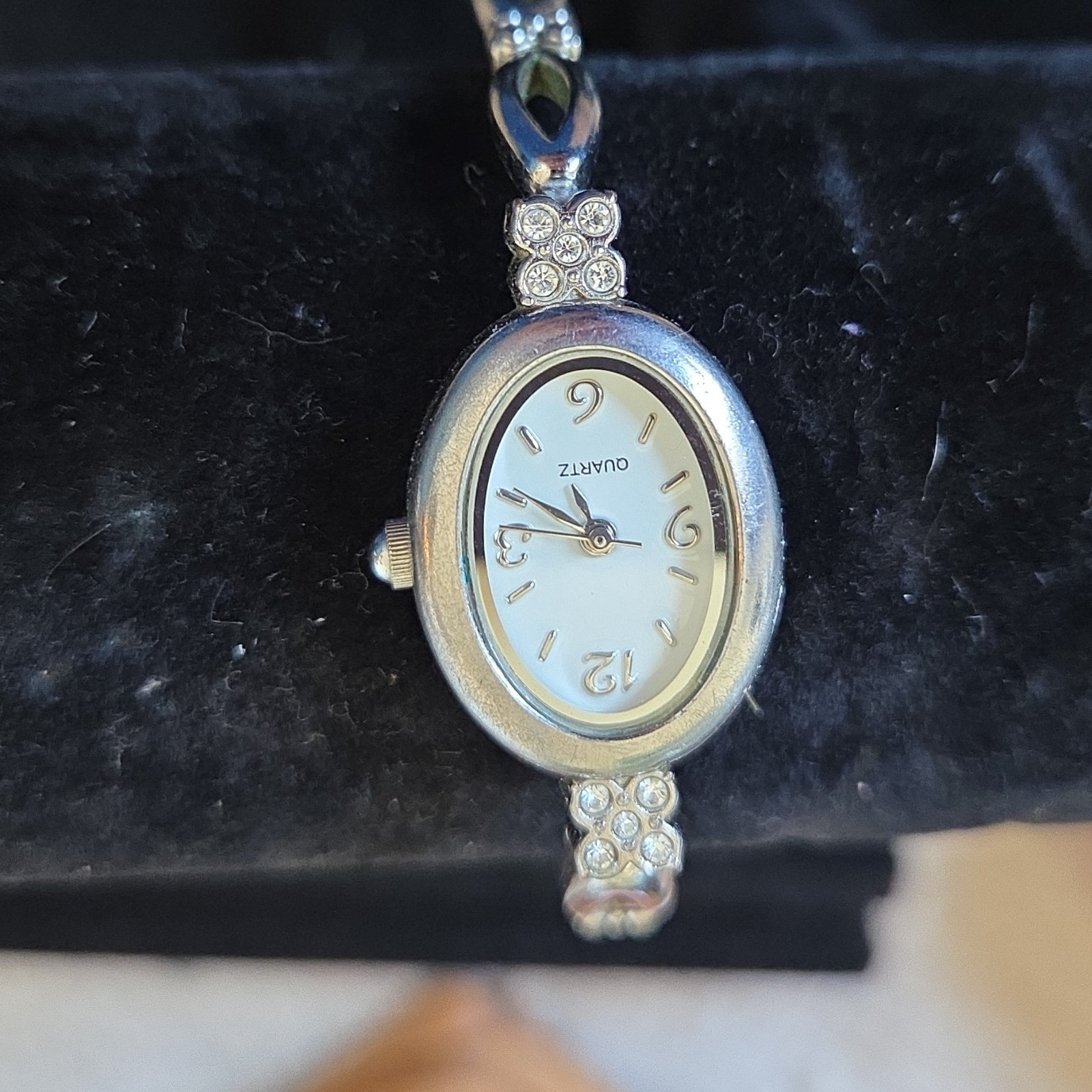 Women’s Quartz Analog Dress Wristwatch Oval Silver Tone Bracelet White Dial