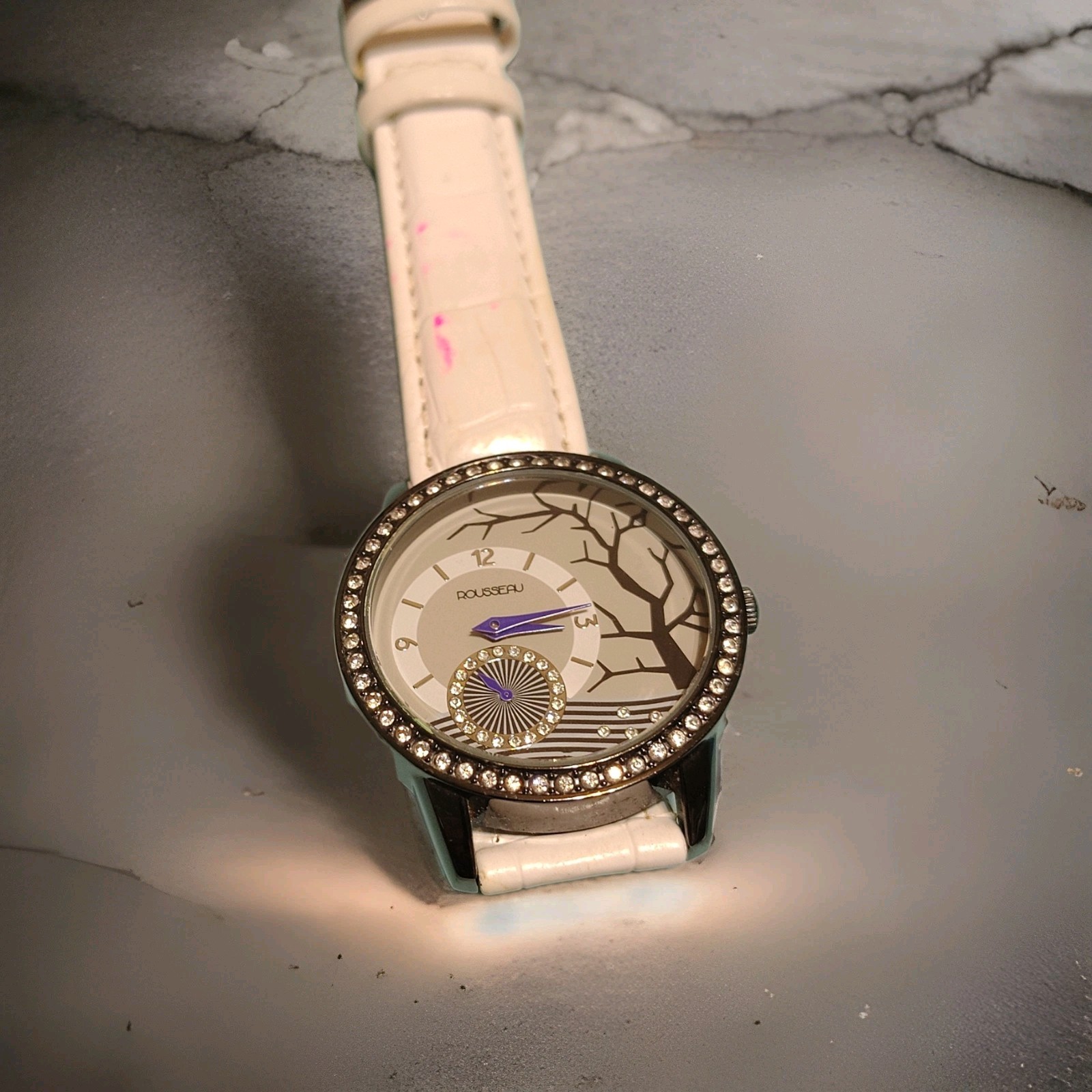 Aoukeeu Gem-Set Bezel Wristwatch White Leather Strap Tree Dial Analog