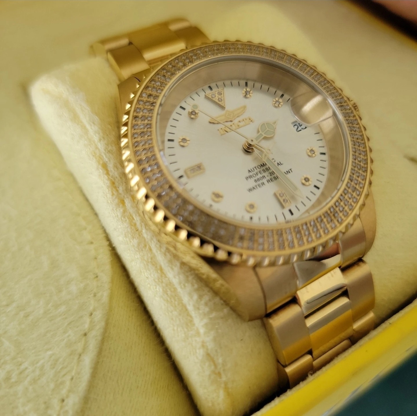 Invicta AUTOMATIC DIAMOND PRO DIVER! 40MM Model with 243 DIAMONDS 38259