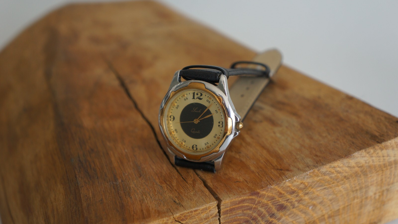 LUCH quartz wristwatch with two-tone metal case and pearl sheen dial