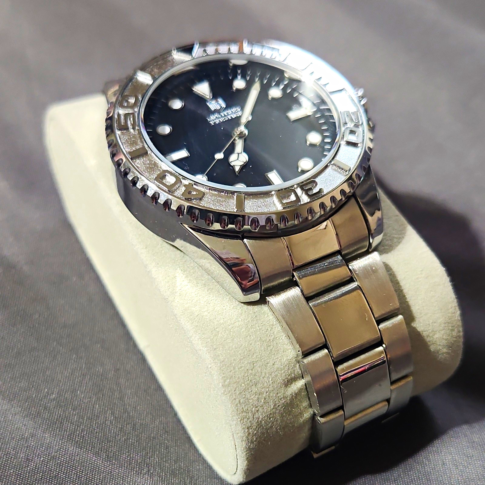Montres Prestige Men’s Quartz 43mm Silver Bracelet Black Dial Diver NEVER WORN
