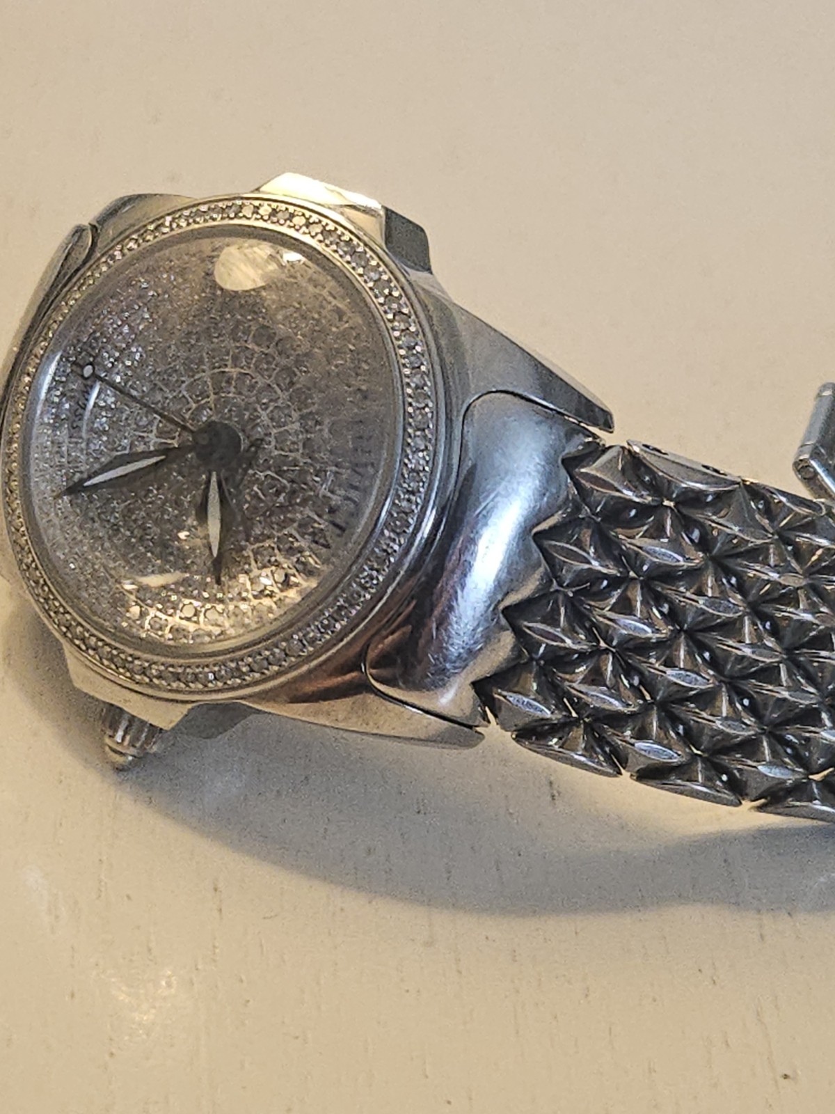 Invicta Men’s Luxury Silver Wristwatch Diamond Pattern Dial Metal Band