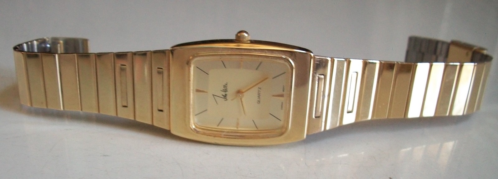 Gold finish men’s casual or formal party wear fashion wrist watch