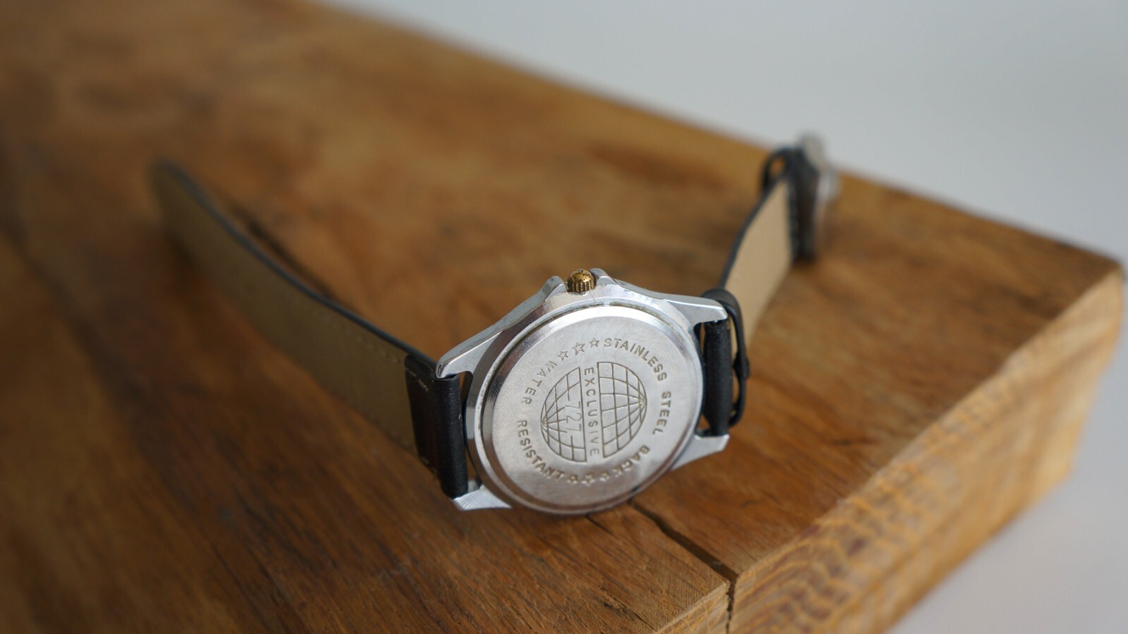 LUCH quartz wristwatch with two-tone metal case and pearl sheen dial