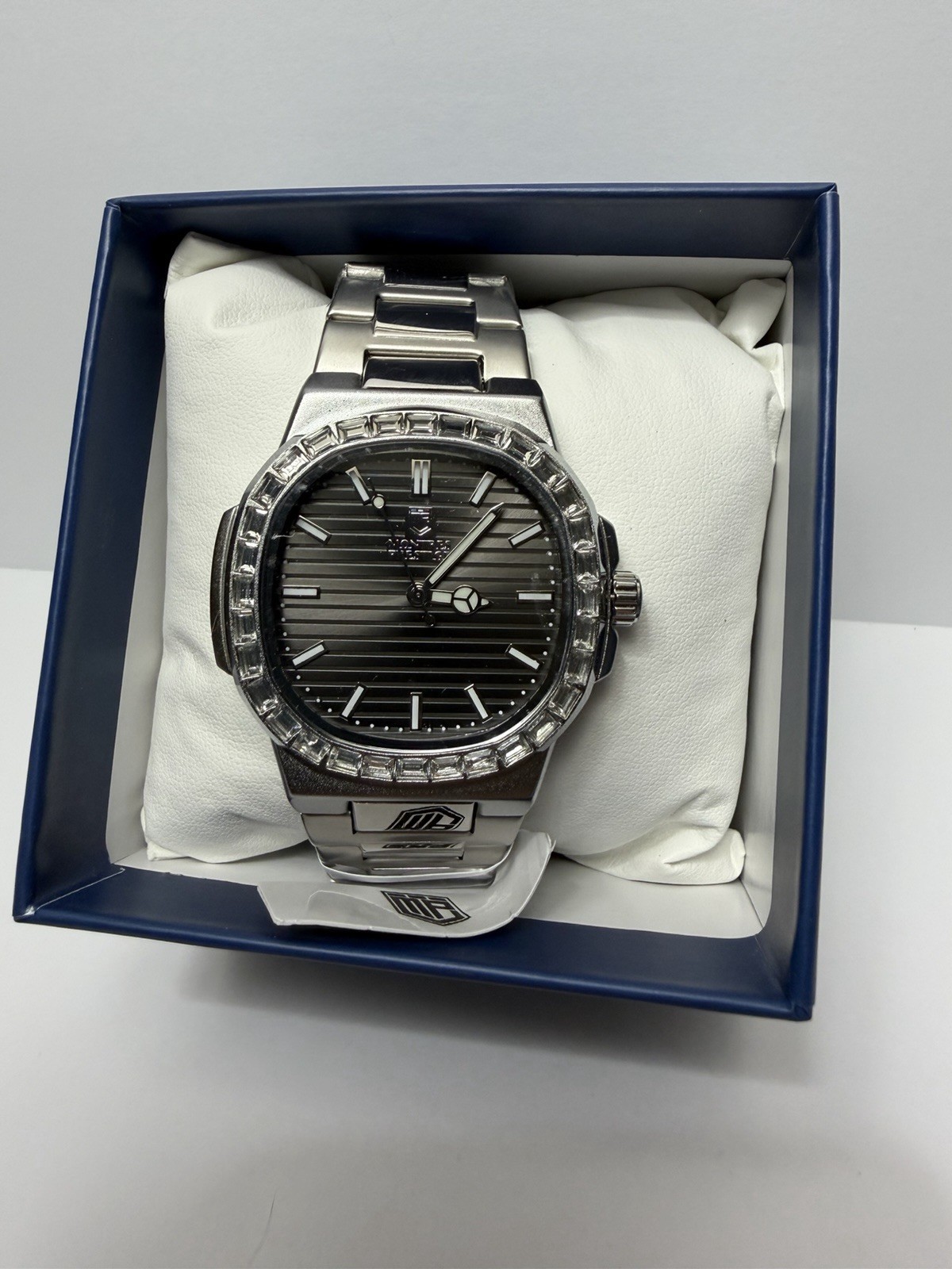 Montres Prestige Men’s Quartz 44mm Silver SS Bracelet Black Dial Gem Bezel Box