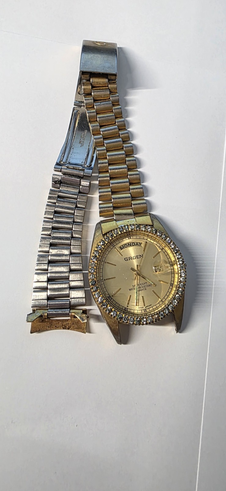 Gruen Quartz Day/Date Gold Tone Analog Wristwatch for REPAIR OR PARTS