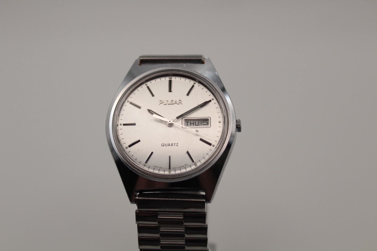 Vintage Pulsar Quartz Day-Date | Silver Sunburst Dial | V533-8480 | Runs Great |