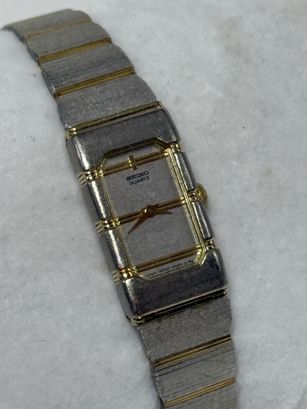 Vtg Seiko Quartz Two Toned Women Watch 2E20-5039 13mm Japan Silver Not Tested
