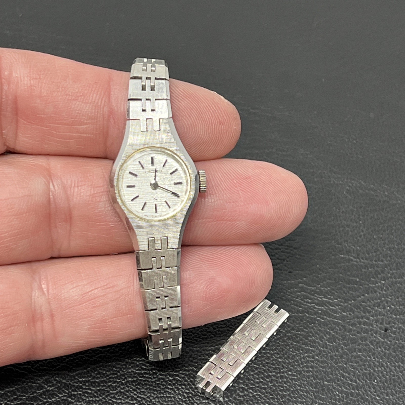 Vintage Seiko Womens Watch 17mm White Dial Silver Tone 11-0639 Manual Wind