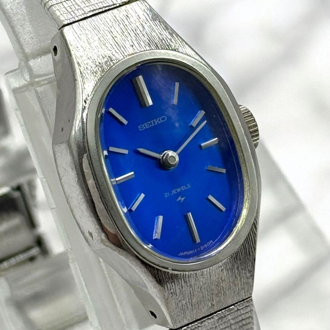 Excellent condition, fully functional, Seiko hand-wound watch with bracelet, blu