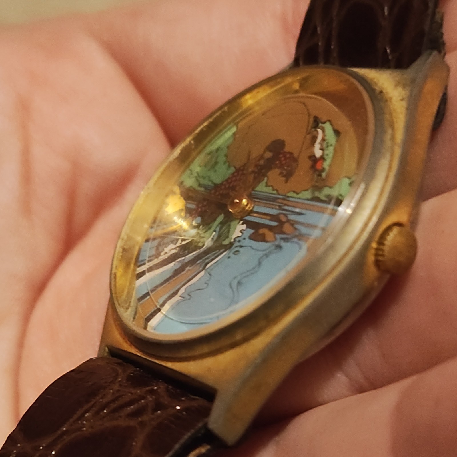 Analog Wristwatch Scenic Multicolor Dial Gold-Tone Case Brown Leather Strap