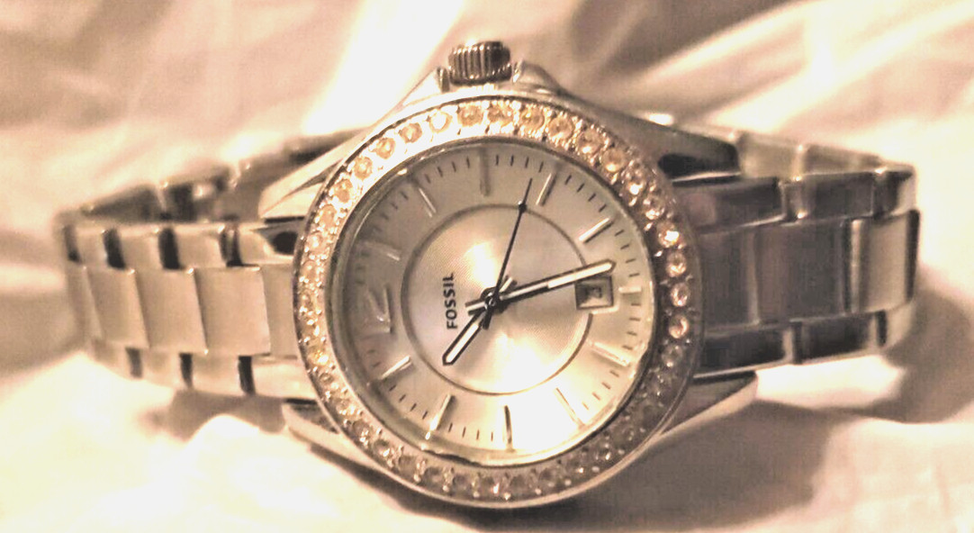 FOSSIL WATCH, WOMEN’s metal link strap, fold-over push clasp. GOOD CONDITION.